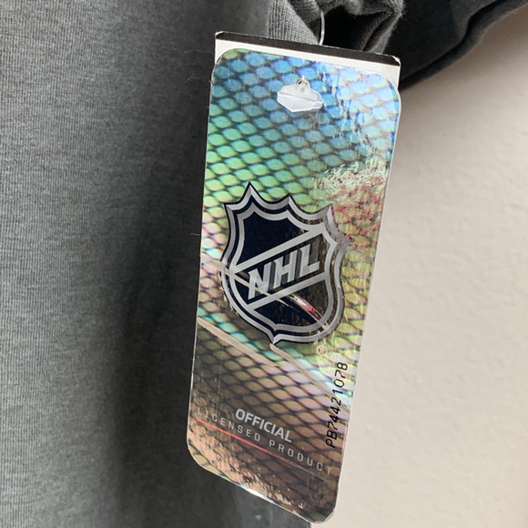 New York Islanders Hockey NHL Mens Medium Hanes Short Sleeve PolyCotton Tee - Picture 2 of 4